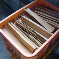 金属や有害物質を含む可能性のある素材は機械には使用しません